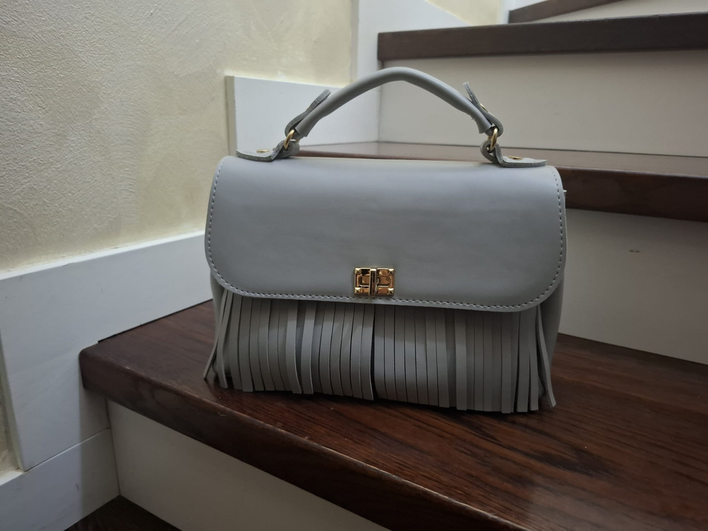 Geantă mini cu franjuri gri perlat cu accesorii aurii